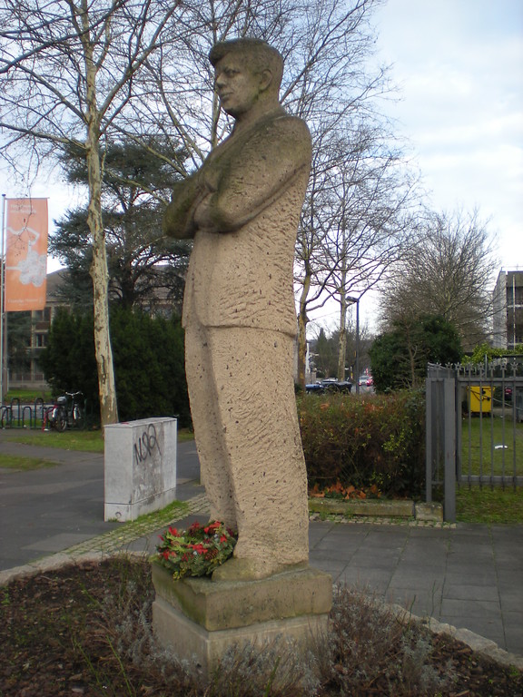Das John F. Kennedy-Denkmal in der Godesberger Allee in Bonn-Plitterdorf (2014).