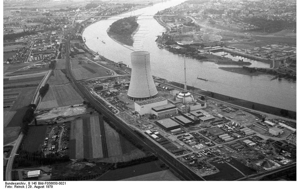 Luftaufnahme von 1979: Zentral im Bild das Atomkraftwerk Mülheim-Kärlich am Rhein, links die Bundestraße B 9 und die linke Rheinstrecke der Bahn.