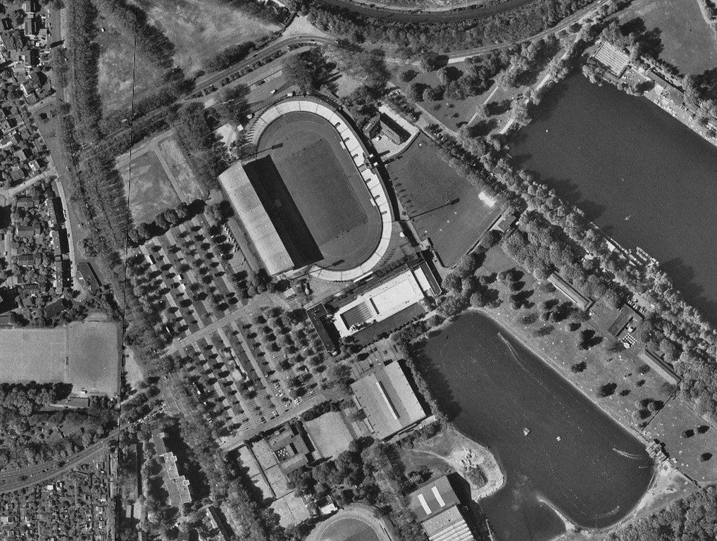 Luftbild (Digitales Orthophoto) aus dem Zeitraum 1988-1994: Der Sportpark Wedau mit dem Wedaustadion in Duisburg.