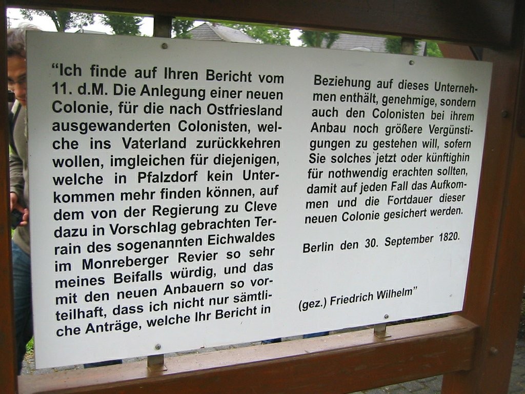 Eine Informationstafel zur Geschichte der Siedlung Louisendorf (2009).