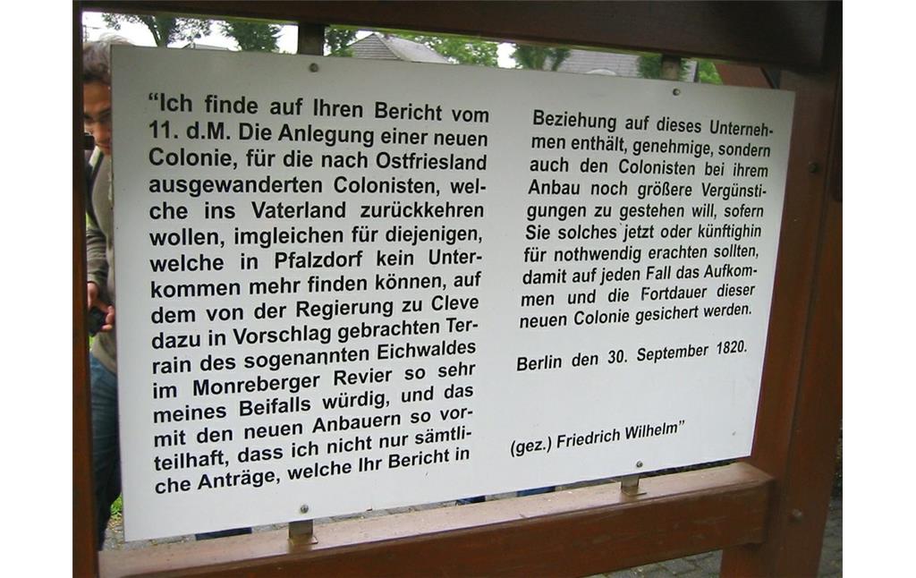 Eine Informationstafel zur Geschichte der Siedlung Louisendorf (2009).