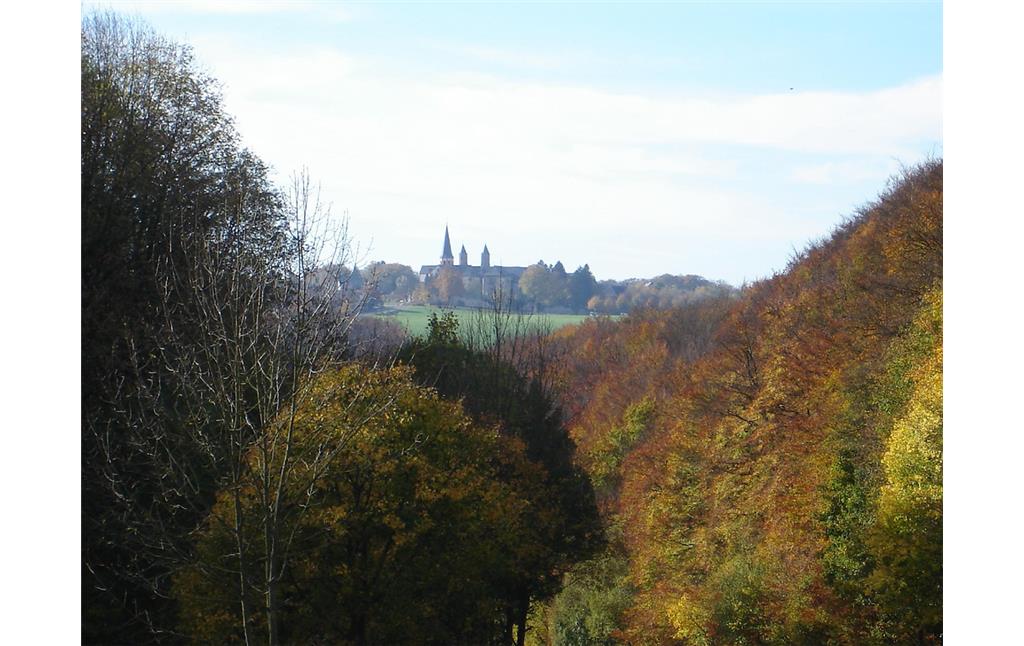 Ausschnitt der Kulturlandschaft Nordeifel mit dem Kloster Steinfeld in der Bildmitte (2000).