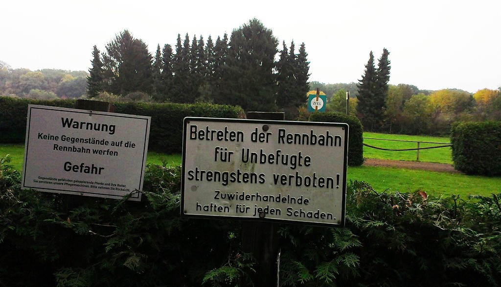 Die Pferderennbahn südlich des Guthofs Gut Leidenhausen bei Köln-Eil, Blick auf den Zielbereich der Rennbahn (2015).