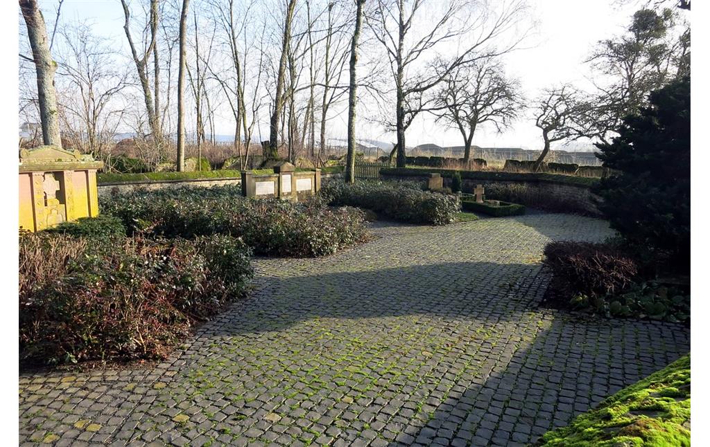 Der kleine Privatfriedhof in Irsch, einem historischen Weiler bei Bitburg (2015)