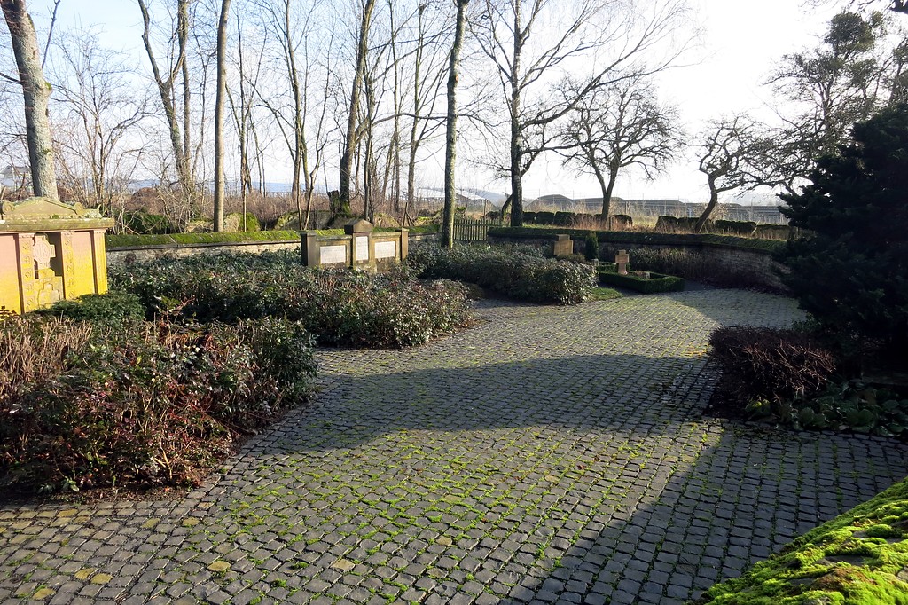 Der kleine Privatfriedhof in Irsch, einem historischen Weiler bei Bitburg (2015)