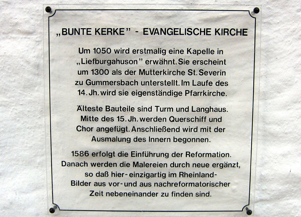 Evangelische Pfarrkirche "Bunte Kerke" in Lieberhausen, Informationstafel am Kirchengebäude (2011).