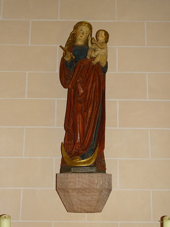 Marienstatue mit Jesuskind in der Kirche Mariä Himmelfahrt in Labach (2018)
