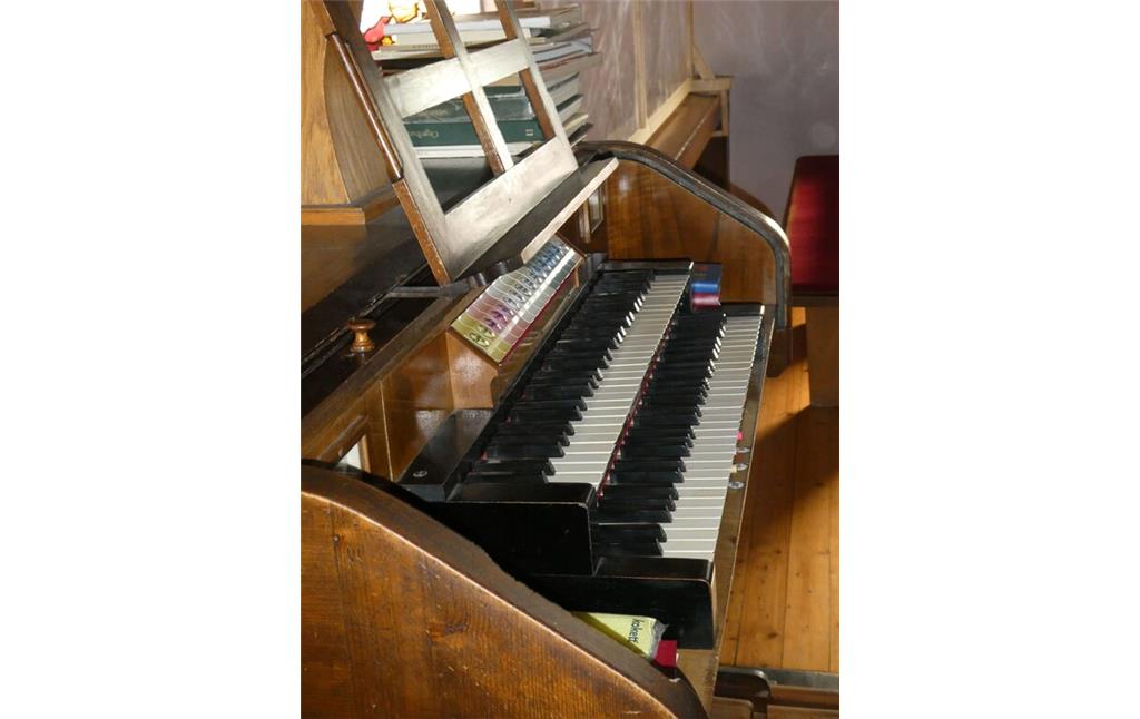 Tasten der Orgel in der evangelische Kirche in Mackenbach (2022)