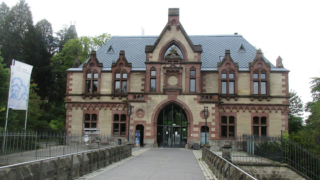 Die Vorburg von Schloss Drachenburg, Sitz des Museums und Archivs zur Geschichte des Naturschutzes in Deutschland (2020).