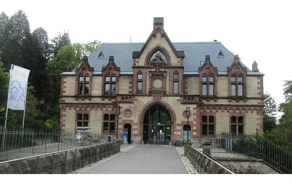 Die Vorburg von Schloss Drachenburg, Sitz des Museums und Archivs zur Geschichte des Naturschutzes in Deutschland (2020).