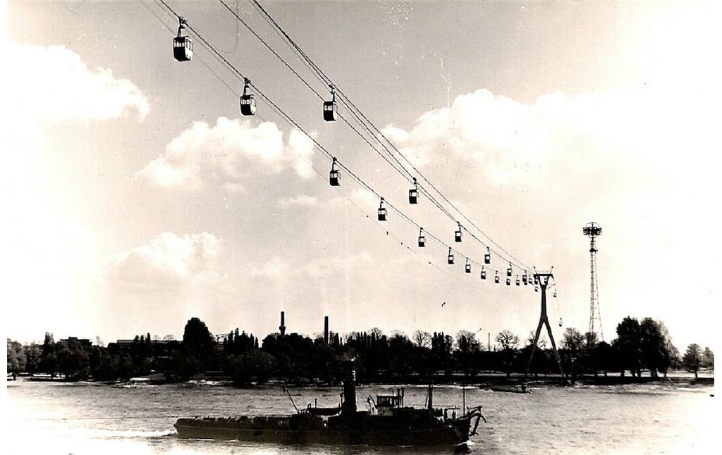 Historische Aufnahme von 1957: Die Rheinseilbahn von Riehl nach Deutz, dahinter der Fordturm im Deutzer Rheinpark.