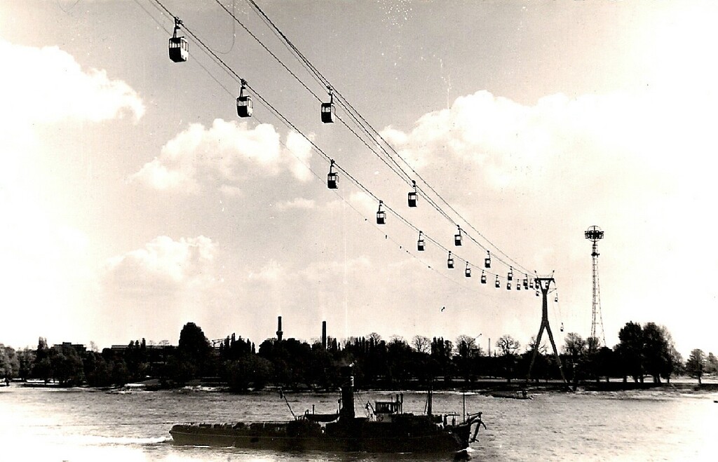 Historische Aufnahme von 1957: Die Rheinseilbahn von Riehl nach Deutz, dahinter der Fordturm im Deutzer Rheinpark.