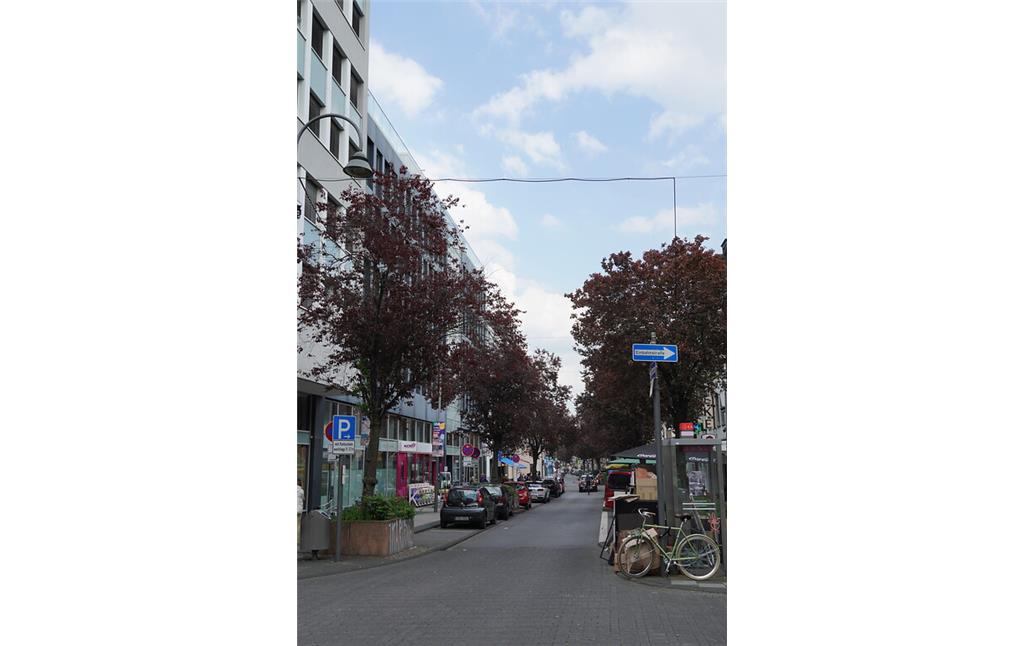 Blick in die Straße "Deutzer Freiheit" in Köln-Deutz (2022)