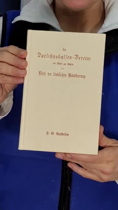 Die Raiffeisen-Botschafterin Julie Georgis erzählt über die Gründung der Darlehnskassen-Vereine durch Friedrich Wilhelm Raiffeisen (2021)