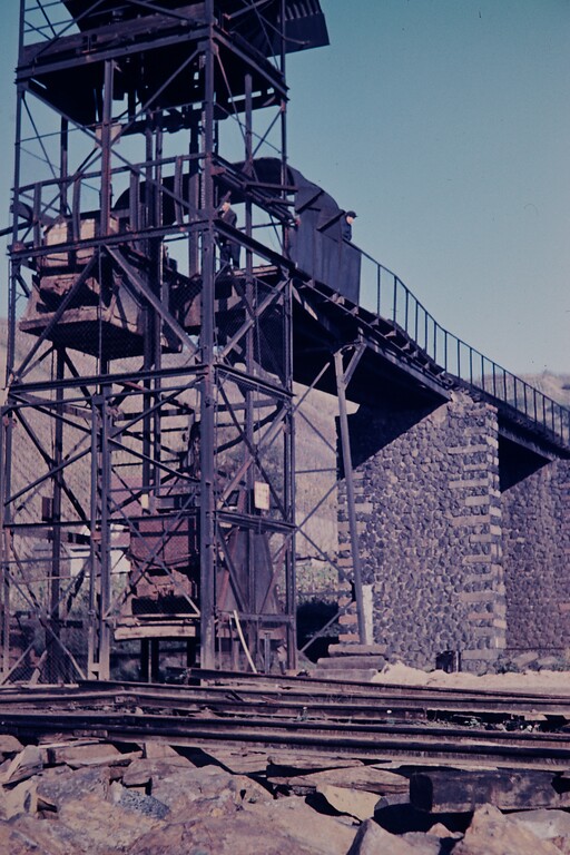 Blick auf den sogenannten Bock, das Aufzugsystem für Loren an der Basalt-Verladestelle in Wallen am Rhein (1960er Jahre)