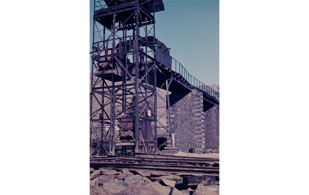 Blick auf den sogenannten Bock, das Aufzugsystem für Loren an der Basalt-Verladestelle in Wallen am Rhein (1960er Jahre)