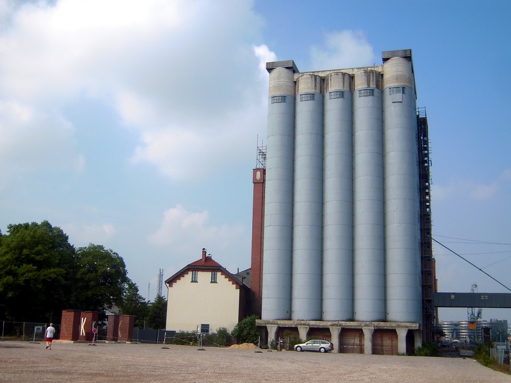Küppersmühle in Duisburg, moderne Getreidesilos (2016).