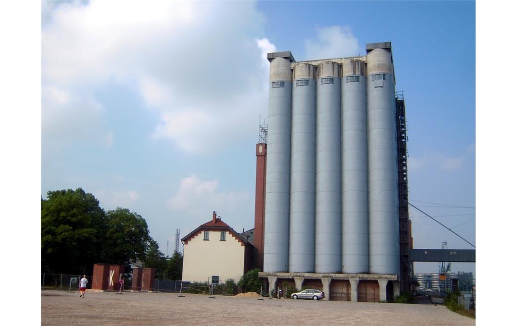 Küppersmühle in Duisburg, moderne Getreidesilos (2016).