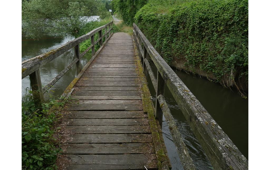 Brücke über den Mühlengraben der Dampf-Phosphor-Mahl-Mühle in Weinbach-Fürfurt, Blickrichtung Norden (2017)