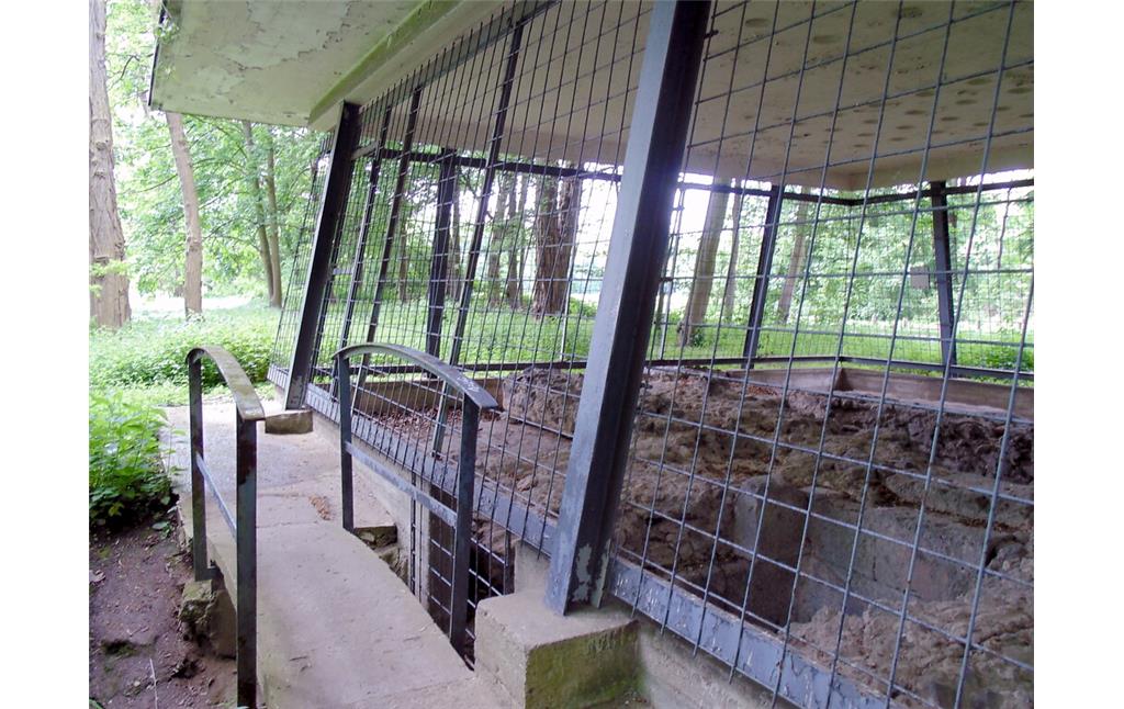 Blick auf das ehemalige Absetzbecken der römischen Eifelwasserleitung in Köln-Sülz. Durch die Umbauung ist es gut einsehbar (2021).
