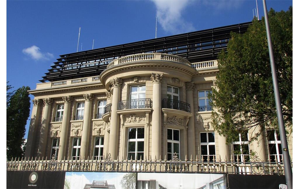 Blick auf die Vorderfront des Palais du Rhin, auch Rheinpalast oder Villa Oppenheim genannt, in Köln-Bayenthal (2020).