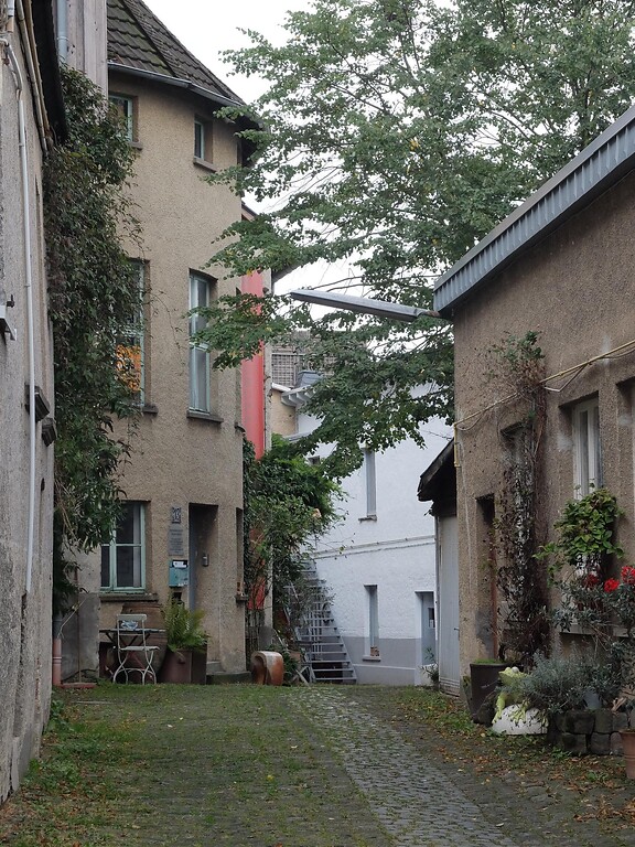 Außenansicht der ehemaligen Gebäude der Manufaktur Merkelbach, in der heute die Ateliers der Werkstattgruppe Ceramix untergebracht sind (2020)