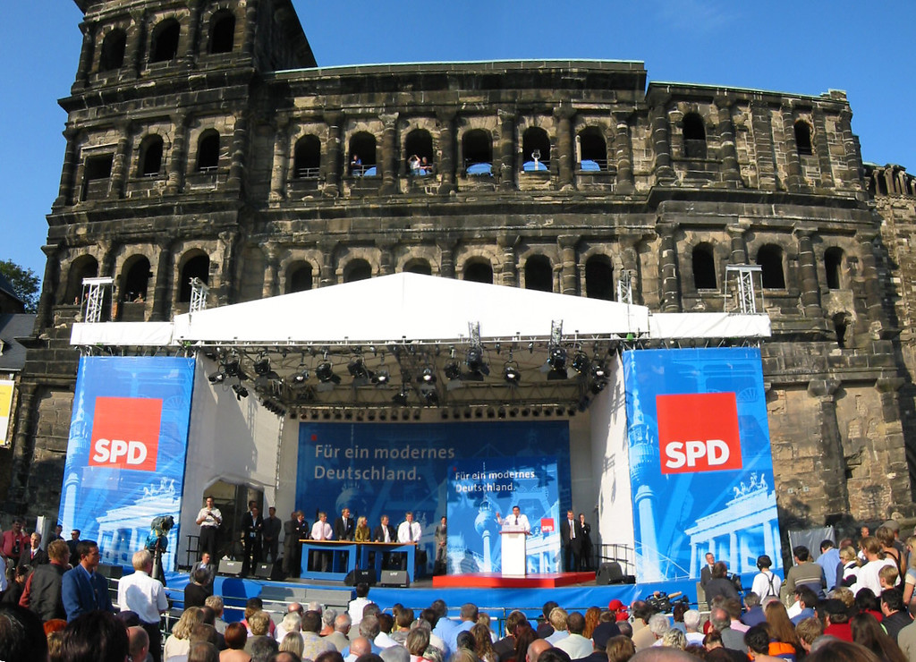 Das Trierer Römertor 'Porta Nigra' während einer Wahlkampfveranstaltung zur Bundestagswahl 2002. Am Rednerpult steht der damalige Bundeskanzler Gerhard Schröder.
