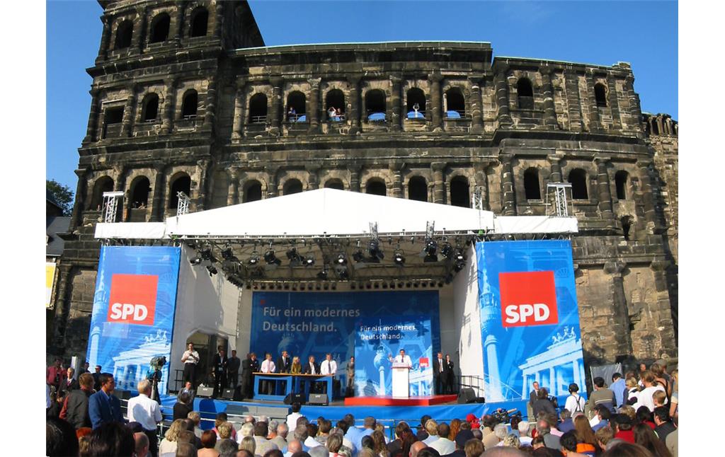 Das Trierer Römertor 'Porta Nigra' während einer Wahlkampfveranstaltung zur Bundestagswahl 2002. Am Rednerpult steht der damalige Bundeskanzler Gerhard Schröder.
