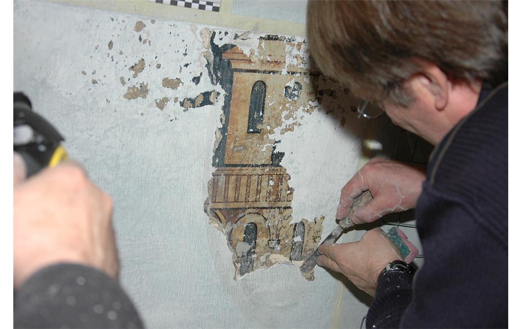 Restaurierungsarbeiten an einer Wand der Orgelempore in der Versöhnungskirche in Buschhoven (2012)