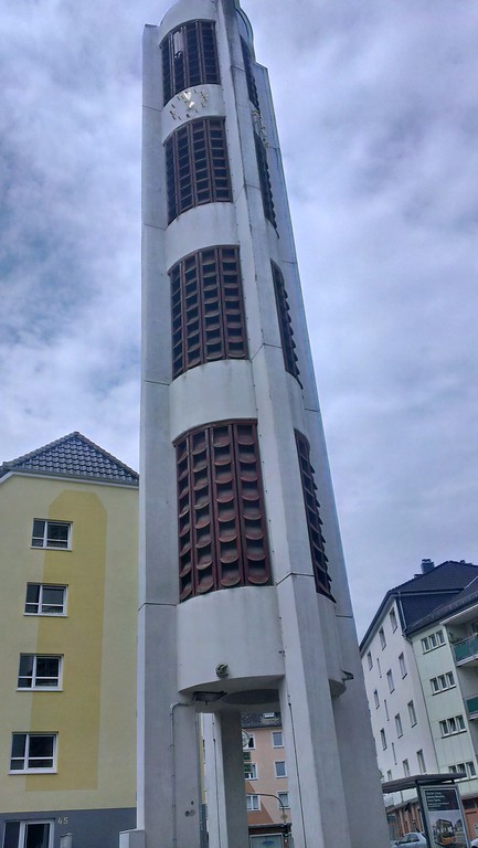 Der erst nachträglich 1962 nach einem Entwurf von Gottfried Böhm errichtet Glockenturm der Katholischen Pfarrkirche St. Elisabeth in Koblenz-Rauental (2014).