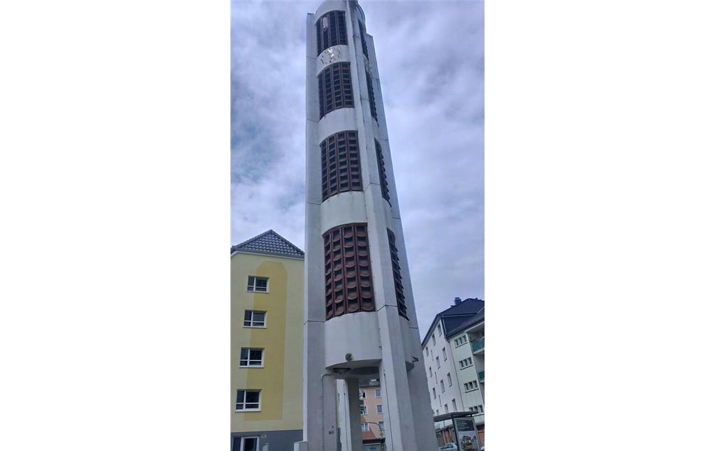 Der erst nachträglich 1962 nach einem Entwurf von Gottfried Böhm errichtet Glockenturm der Katholischen Pfarrkirche St. Elisabeth in Koblenz-Rauental (2014).