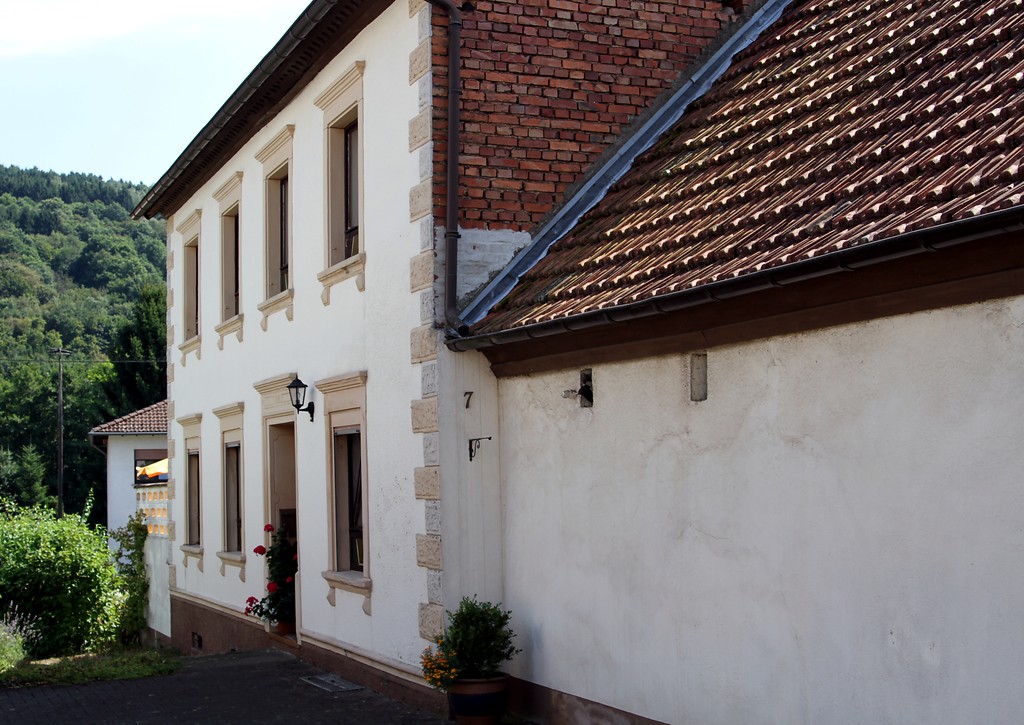 Frontansicht des alten Bauernhauses "Päleshaus" in Nonnweiler-Kastel (2016)
