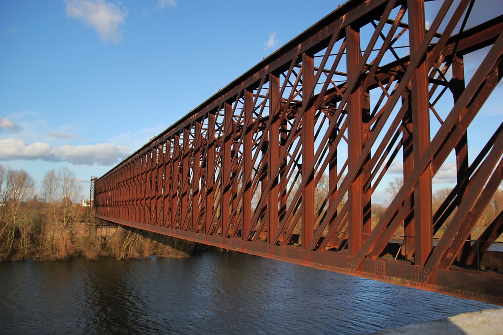 Seitenansicht des Brückenkörpers der Griethausener Eisnbahnbrücke (2016)