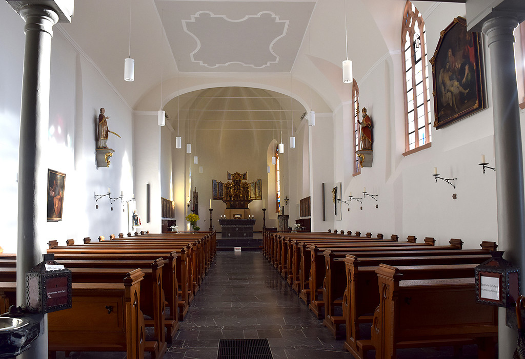 Zülpich-Bürvenich, Pfarrkirche St. Stephani Auffindung. Innenaufnahme des Kirchenraums (2016)