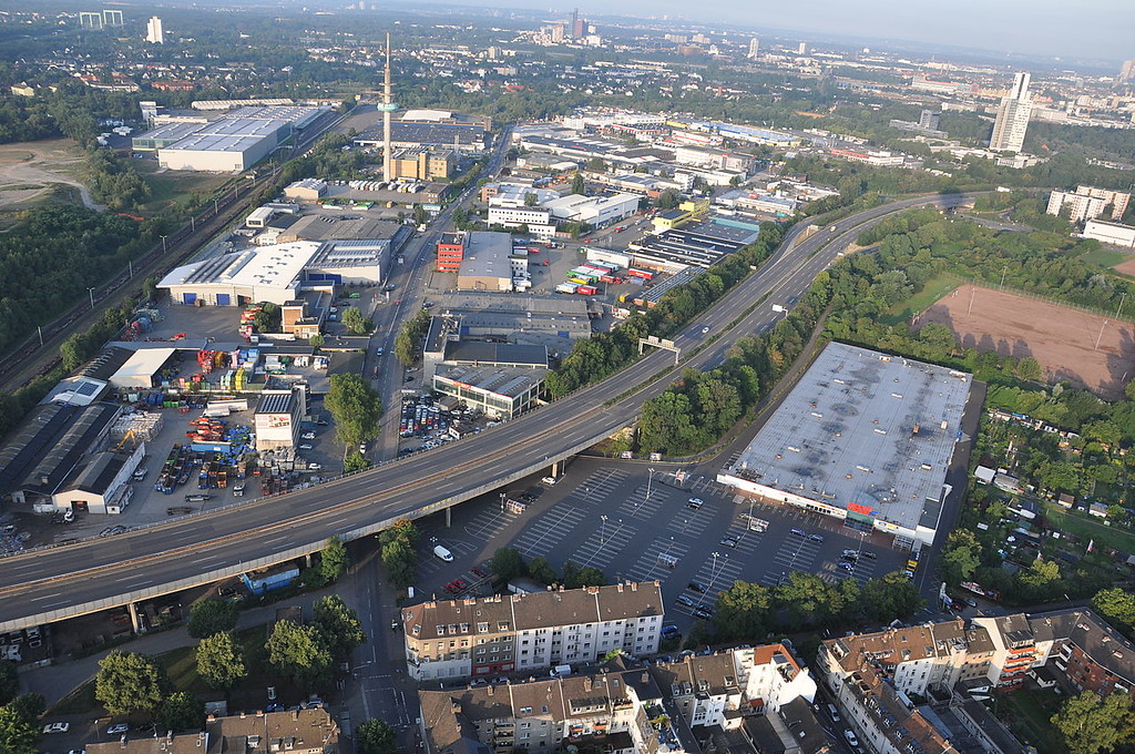 Luftaufnahme von einer Ballonfahrt über Köln (2013): Links oben das Gewerbegebiet in Poll und rechts der südliche Teil von Humboldt/Gremberg. Die Bundesautobahn A 559 teilt die beiden Stadtteile.