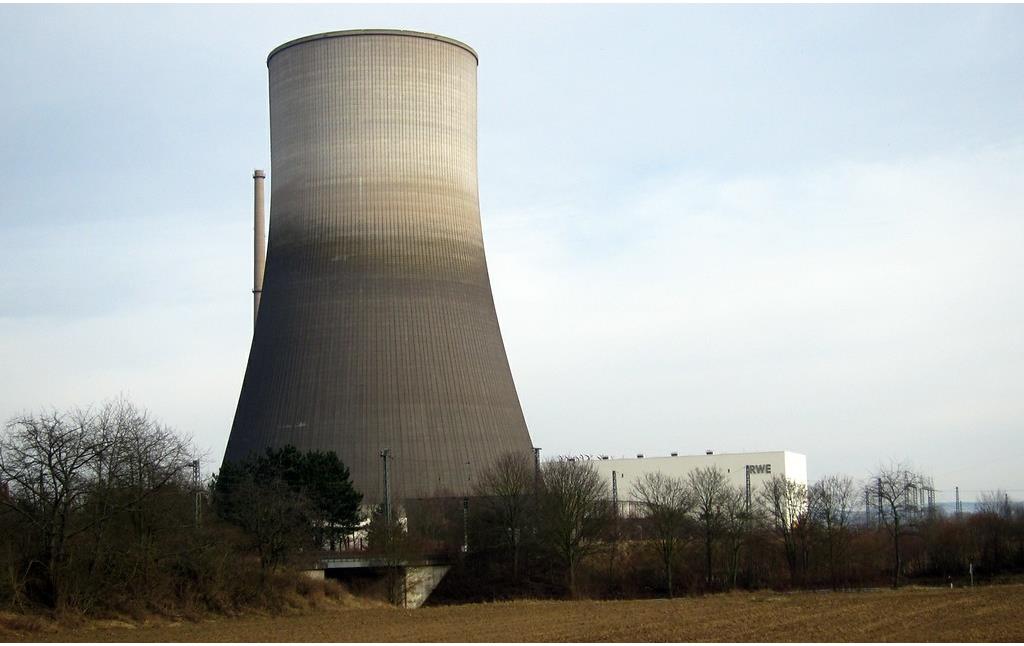 Der 162 Meter hohe Kühlturm und rechts davon ein Betriebsgebäude des 1986-1988 betriebenen Kernkraftwerks Mülheim-Kärlich, Ansicht aus westlicher Richtung von der Landstraße L 121 aus (2015)