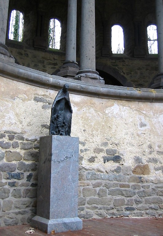 Die von dem deutschen Bildhauer Ernemann Sander geschaffene Schutzmantelmadonna in der Chorruine der Abteikirche Heisterbach bei Königswinter (2008).