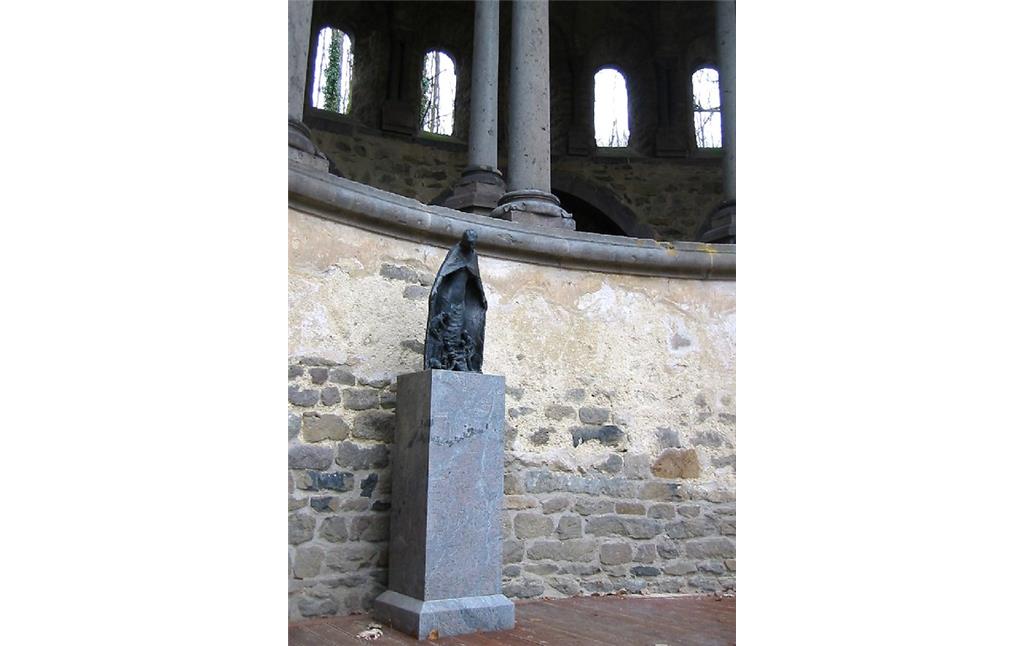 Die von dem deutschen Bildhauer Ernemann Sander geschaffene Schutzmantelmadonna in der Chorruine der Abteikirche Heisterbach bei Königswinter (2008).