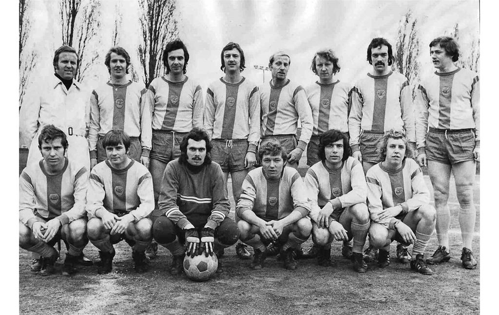 Die deutsche Mannschaft vor einem Fußballspiel des internationalen Postsport-Turniers "Four Capitals Cup" im Poststadion Bonn (1970/71).
