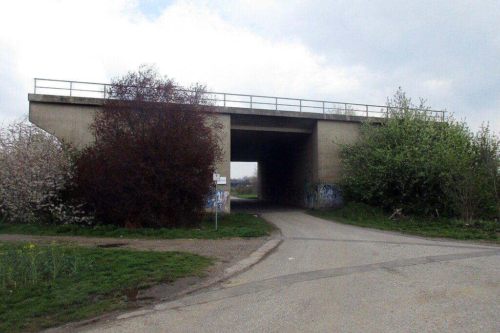Blick auf die so genannte "Soda-Brücke", eine unvollendete Autobahnbrücke der Bundesautobahn A 56 bei Euskirchen (2021).