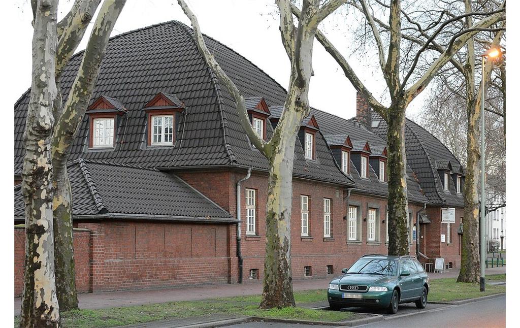 Historische Gebäude in der Wiesenstraße am Schwelgernstadion des Volksparks Schwelgern in Duisburg-Marxloh (2014).