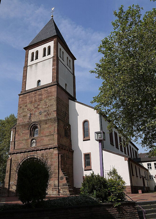 Blick auf den Glockenturm und das Langhaus der Propsteikirche St. Mariä Himmelfahrt in Jülich (2019).