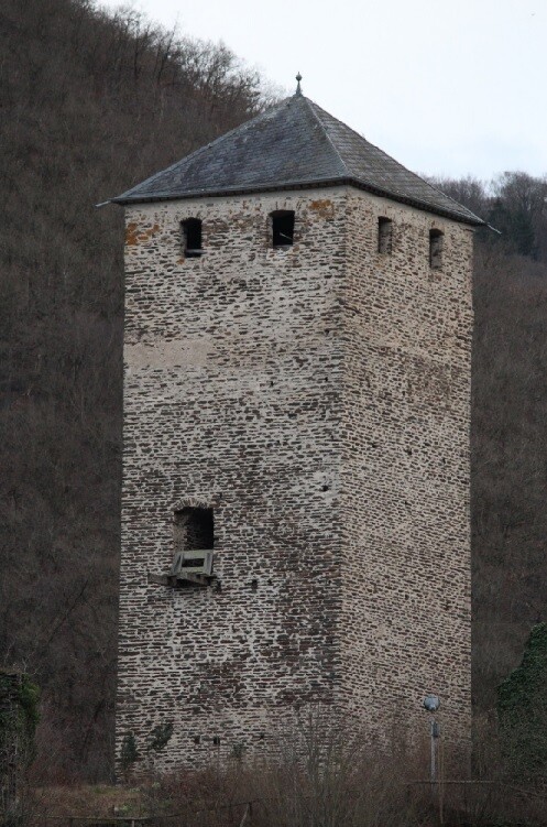 Nordwestansicht des Bergfrieds von Burg Treis (2022)