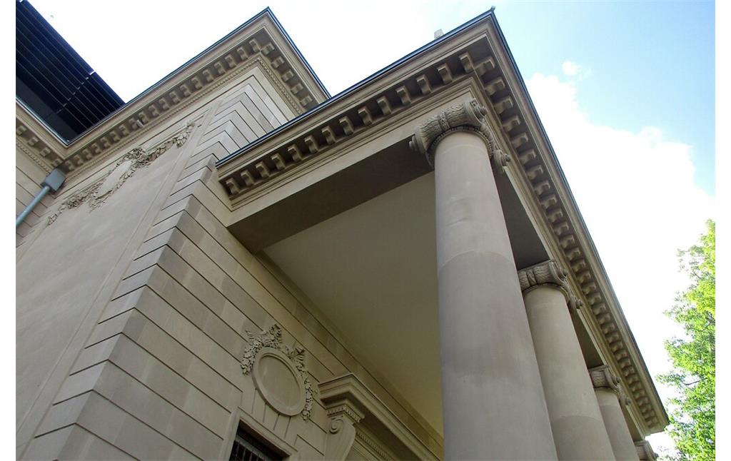 Detail des mit mächtigen Säulen versehenen rückwärtigen Eingangsportals zur Villa des Palais du Rhin in Köln-Bayenthal (2020).