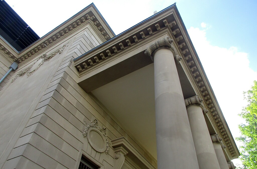 Detail des mit mächtigen Säulen versehenen rückwärtigen Eingangsportals zur Villa des Palais du Rhin in Köln-Bayenthal (2020).