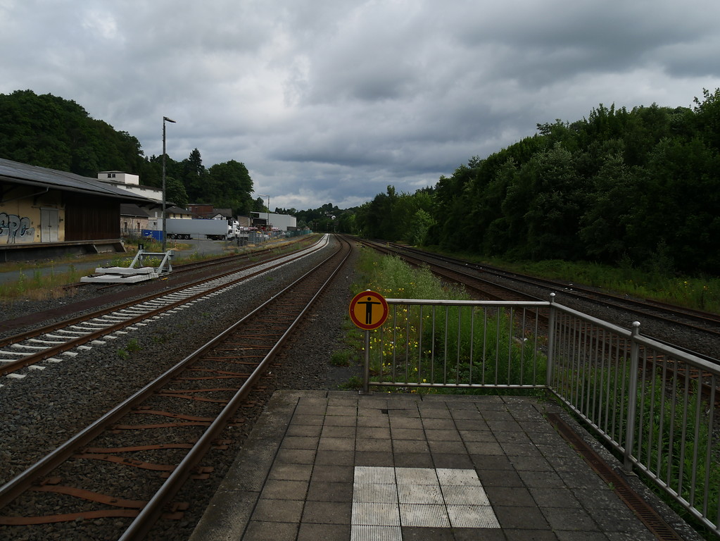 Bahnsteig sowie links im Bild der Schuppen des Güterbahnhofs auf dem Bahnhofsgelände Weilburg (2017)
