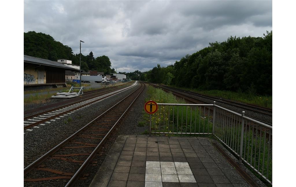 Bahnsteig sowie links im Bild der Schuppen des Güterbahnhofs auf dem Bahnhofsgelände Weilburg (2017)