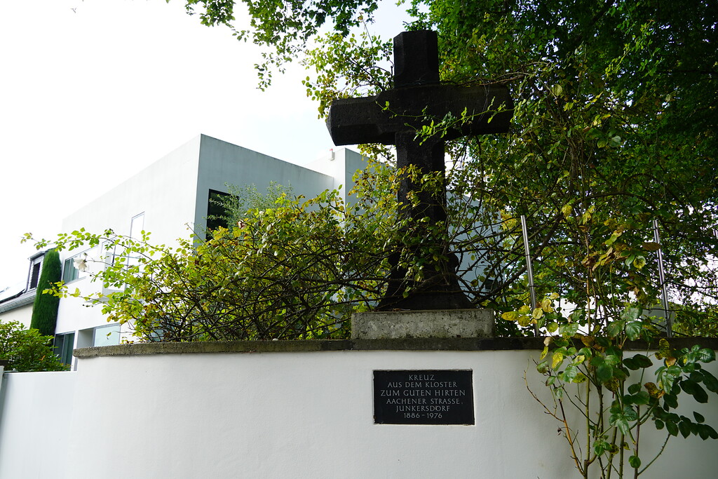 Spolien-Kreuz aus dem ehemaligen "Kloster Zum Guten Hirten" an der Aachener Straße in Köln-Junkersdorf. Heute zu finden an der Ecke Ginsterweg / Blumenallee (2021)