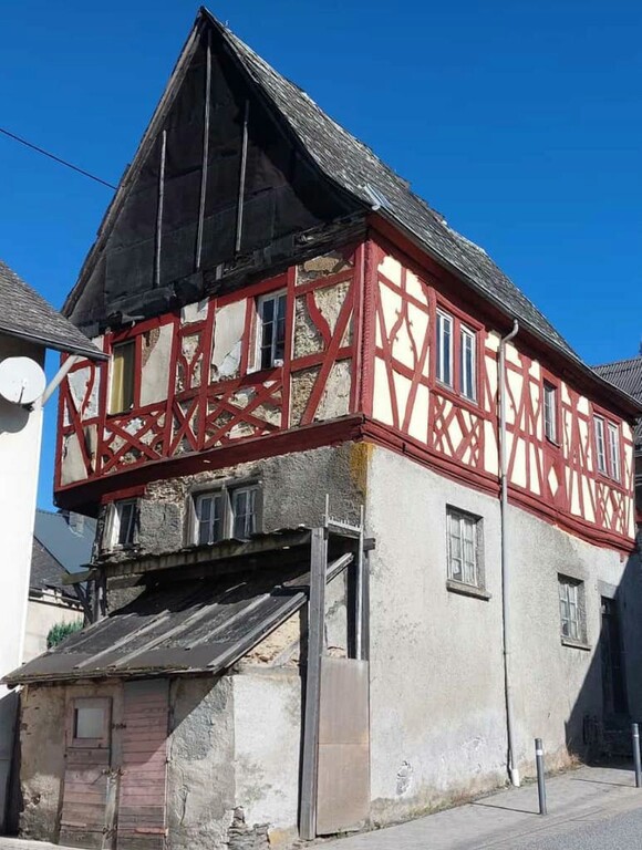 Das im Kern wohl aus dem 16. Jahrhundert stammende Fachwerk-Wohnhaus in der Koblenzer Straße 48 gilt als das älteste Haus in Kaisersesch (2023).