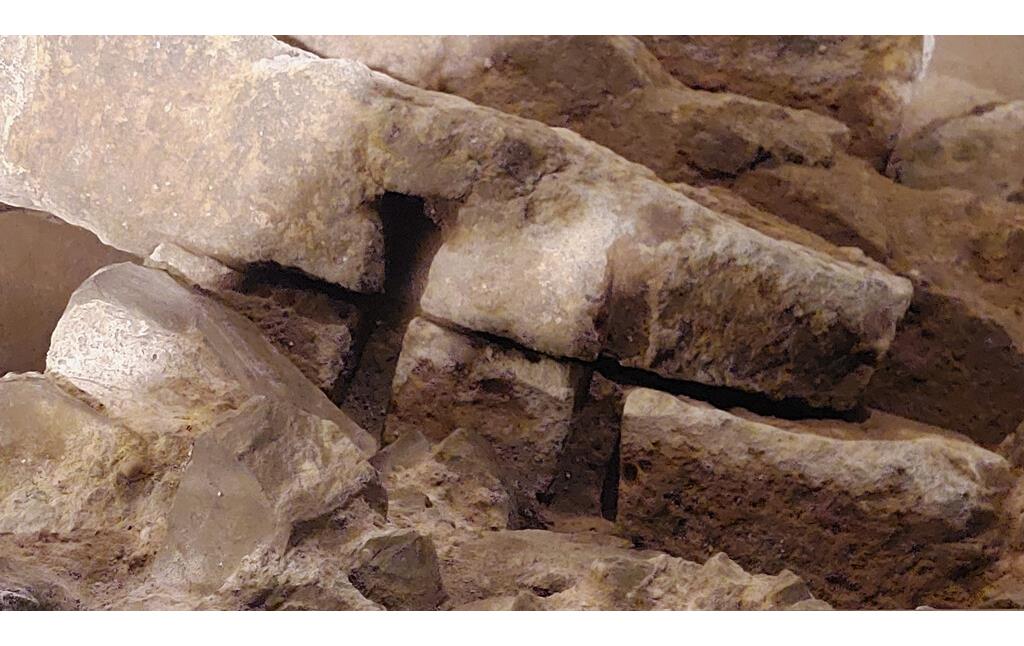 Ubiermonument bzw. südlicher Hafenturm der römischen Colonia Claudia Ara Agrippinensium (CCAA): Auf die Oberseite der Steinquader gehauene Vertiefungen für verbindende Klammern, die mit Blei vergossen das Mauerwerk zusammenhielten (2023).